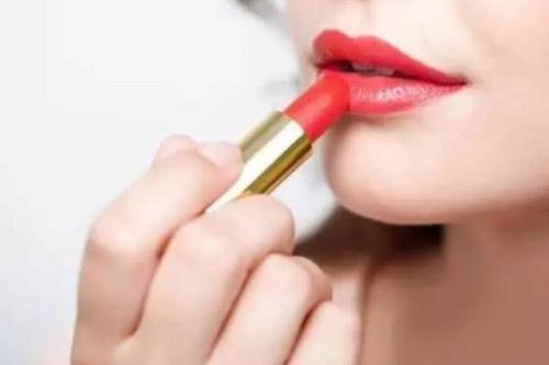我国口红销量下滑近半,造成这种趋势的原因是什么?