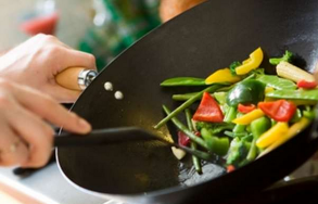 用“先……接着……然后……”把大人做饭的过程写一写