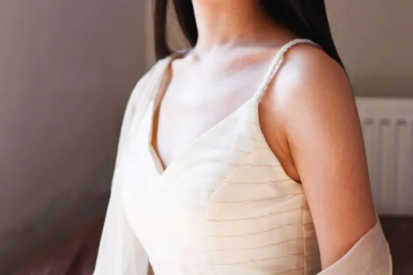 女生胸口长什么？