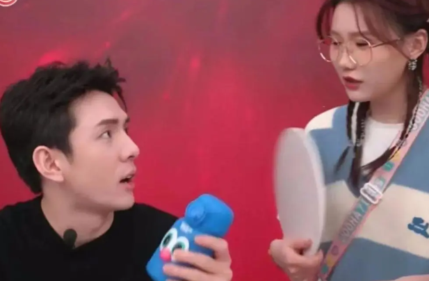 李佳琦直播间公开怼女助理：请别用你的三观来要求整个世界！为何这么说？