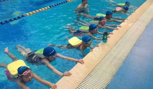 男孩泳池玩耍时被排水口吸住拖入水中，孩子在游泳时家长需要注意什么？