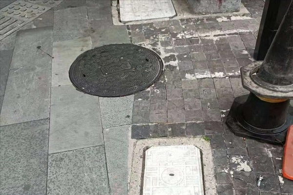 河北保定1男1女偷光几条街上百井盖，他们为什么会这么做？