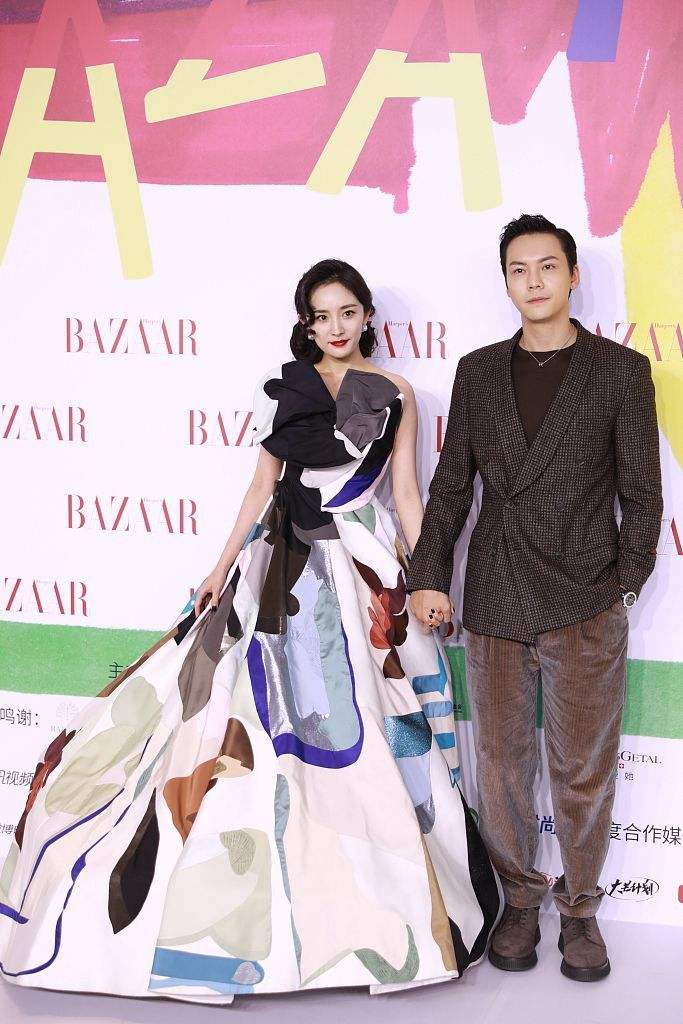 芭莎慈善夜,杨颖优雅转身避开C位,合照背后都有哪些故事?