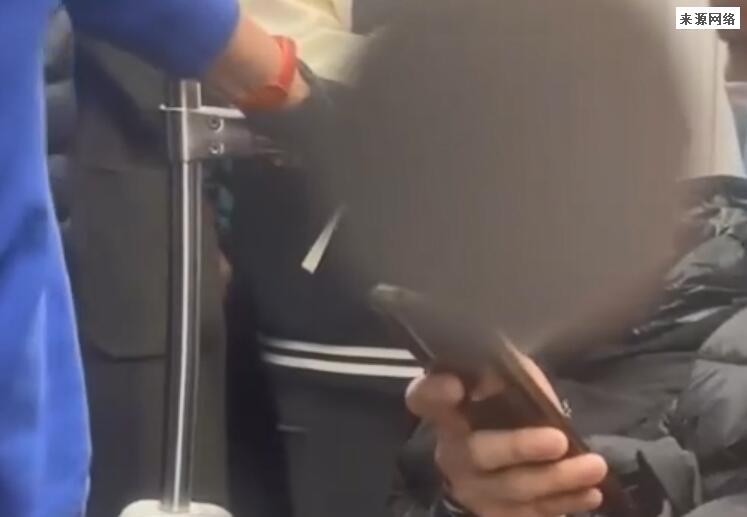 地铁男子辱骂拳打女子被大哥制止 仅因不小心碰到男子