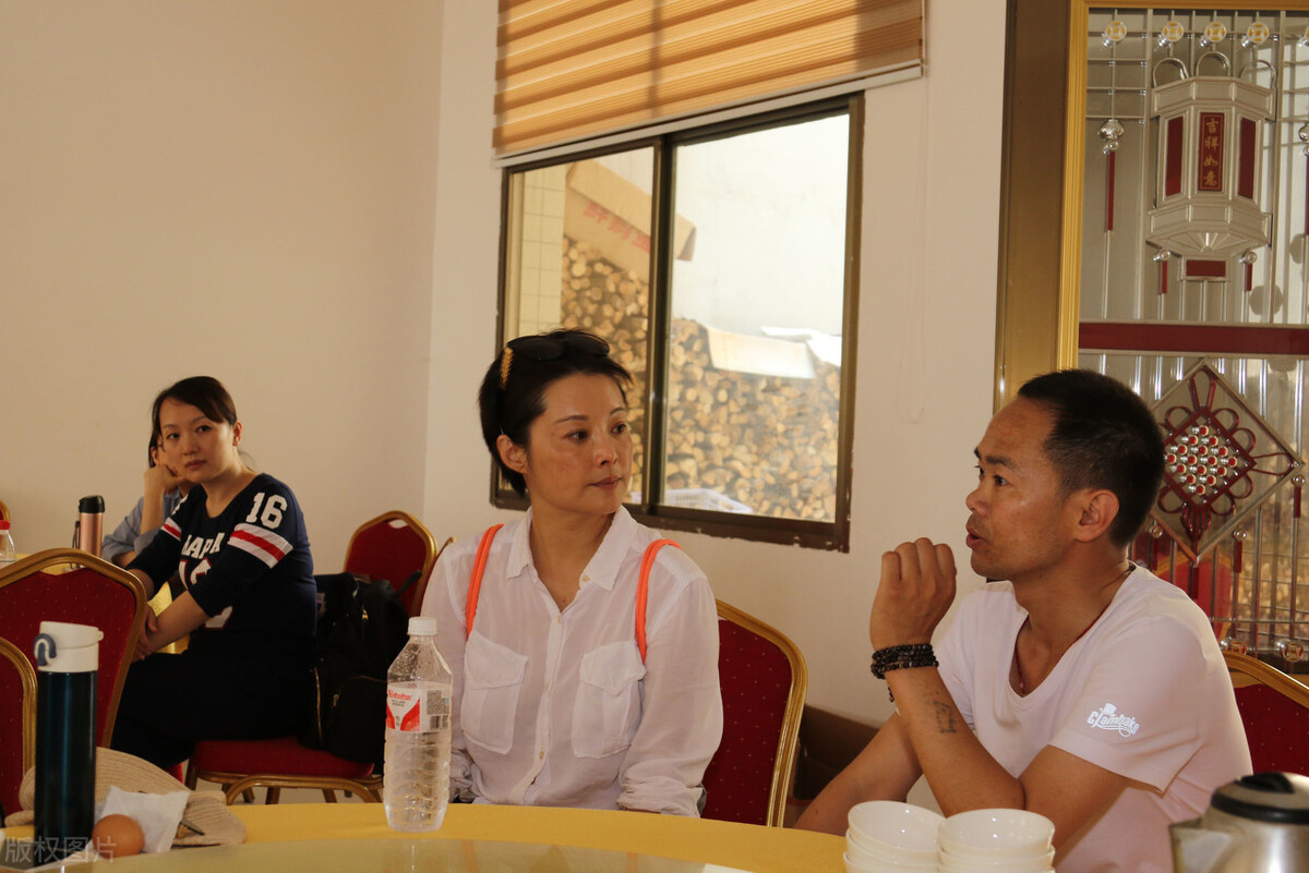 袁立发文否认力挺董卿事件，是甩锅还是真的被冤枉了呢？