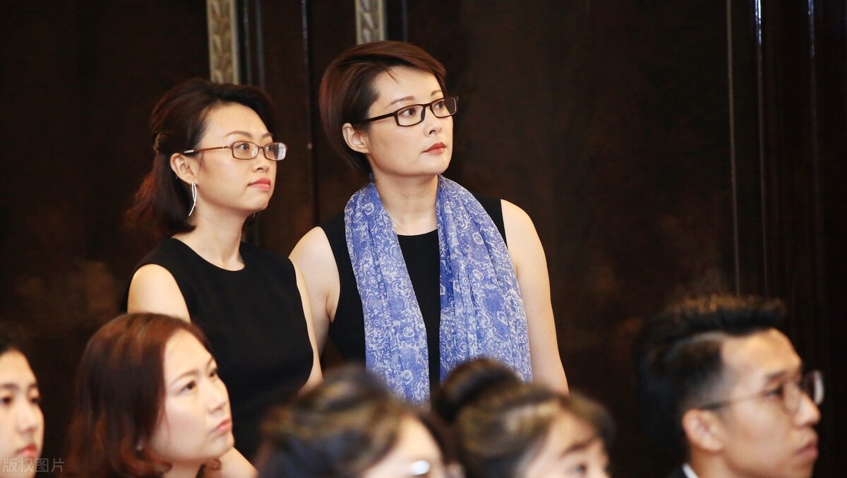 袁立发文否认力挺董卿事件，是甩锅还是真的被冤枉了呢？