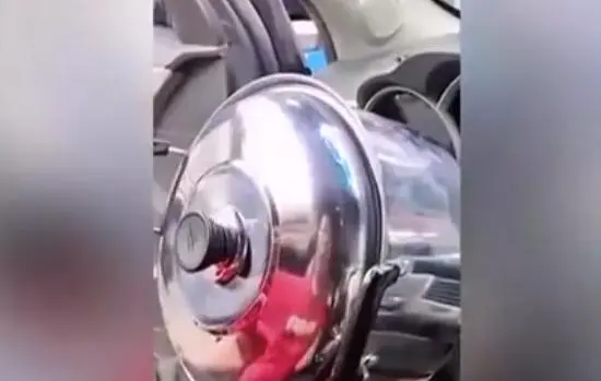 离谱！男子把锅改装成方向盘边开车边泡面，都会造成哪些严重后果？