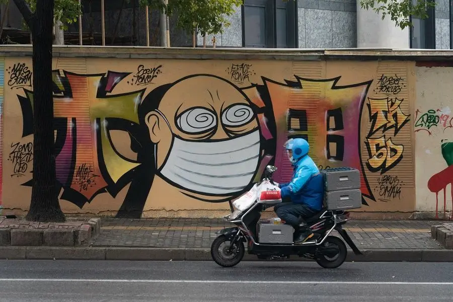 没钱交房租，上海男子欲翻墙送外卖，疫情给人们的生活带来了哪些影响？