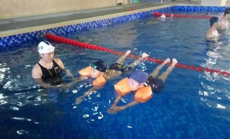 男孩泳池玩耍时被排水口吸住拖入水中，孩子在游泳时家长需要注意什么？