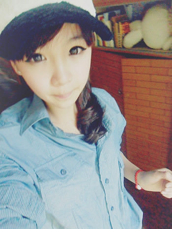 谁有张依依（依依君）皮肤，上面写着他心无她，原图也行