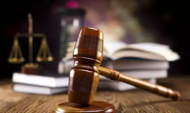 离谱！男子把锅改装成方向盘边开车边泡面，都会造成哪些严重后果？