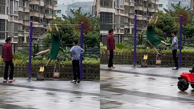 大妈单杠高速转圈惊到众人：这身手太灵活，为何乘坐公交时大妈们就娇弱了？
