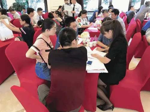 内蒙古一男子骑马拎一麻袋用现金买房，他的举动是否惊呆了工作人员？