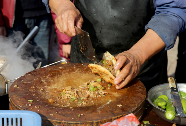山西一饭馆老板凌晨3点起做1000个肉夹馍抗洪，这家店的举动有多暖心？