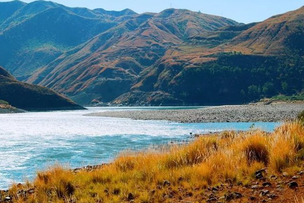 隔山隔水什么意思