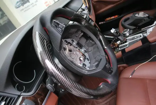 离谱！男子把锅改装成方向盘边开车边泡面，都会造成哪些严重后果？