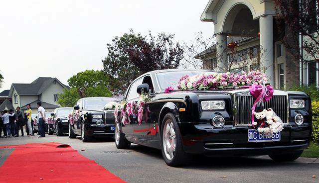 大连一婚车突然加速，摄像师瞬间被甩出后备箱，目前摄影师的情况如何了？
