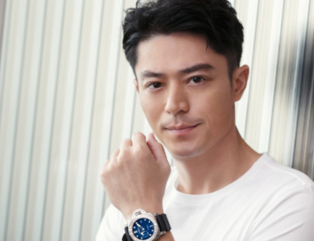 霍建华开豪车和朋友外出喝茶,他现在的状况如何?