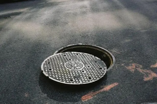 河北保定1男1女偷光几条街上百井盖，他们为什么会这么做？