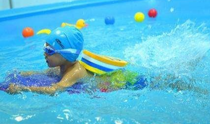 男孩泳池玩耍时被排水口吸住拖入水中，孩子在游泳时家长需要注意什么？