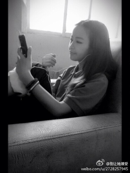 谁有张依依（依依君）皮肤，上面写着他心无她，原图也行