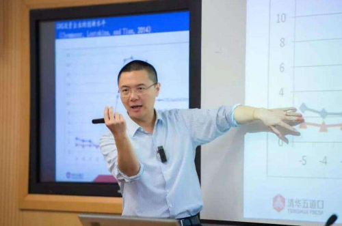 天津一大学学生上课时发现老师是商界大佬，这位老师有多受学生爱戴？