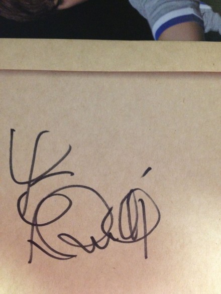 炎亚纶在纪念日专辑上签的具体是什么字