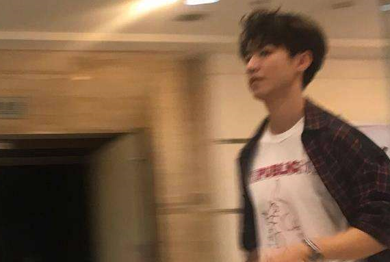 王俊凯只是蹲路障休息，粉丝为何纷纷表示担心？