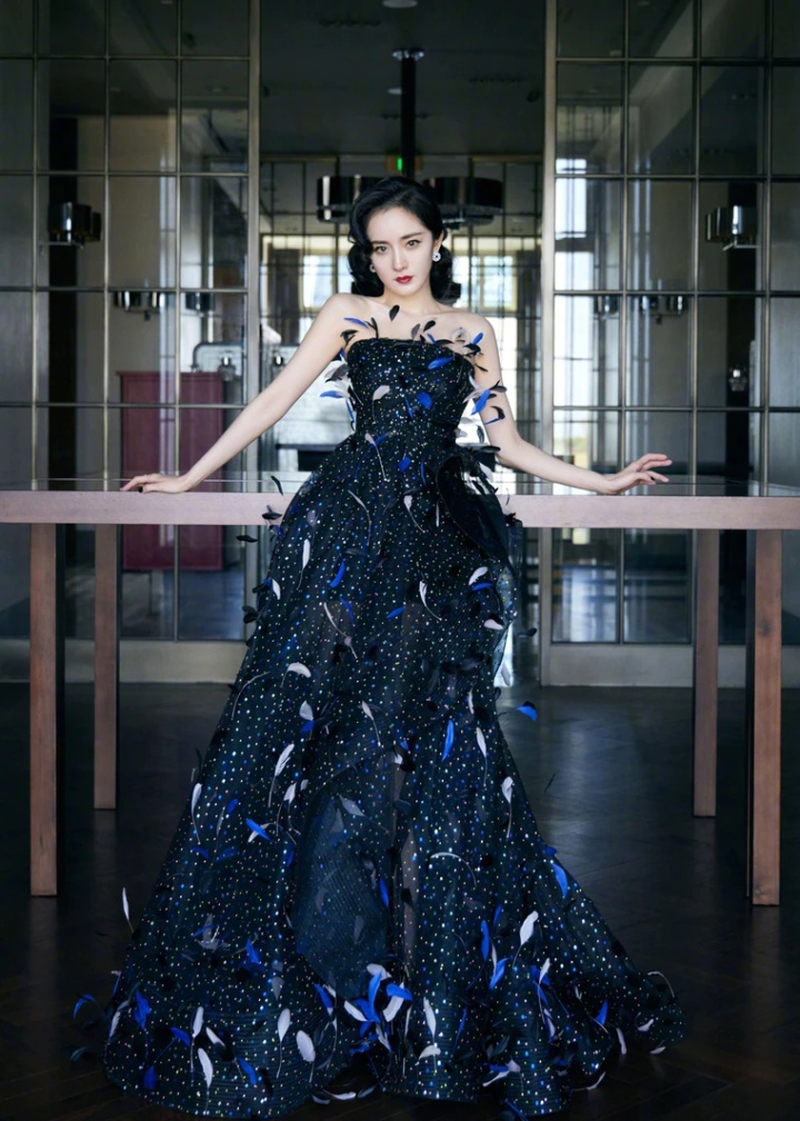 芭莎慈善夜,杨颖优雅转身避开C位,合照背后都有哪些故事?