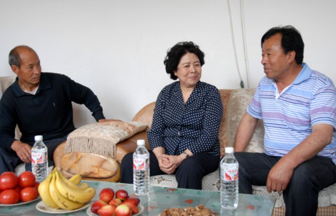 山西省委书记到村民家看望，村民抄起一把花生硬塞给他，对此你怎么看？