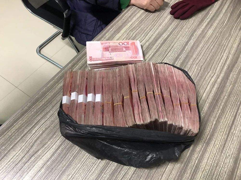 内蒙古一男子骑马拎一麻袋用现金买房，他的举动是否惊呆了工作人员？