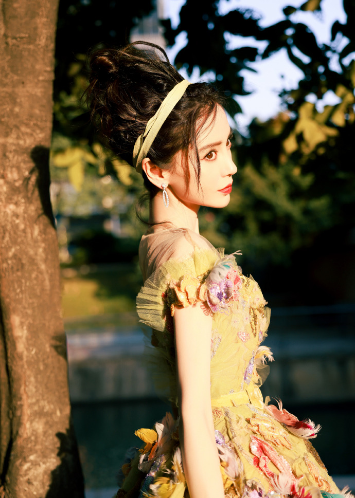 芭莎慈善夜，杨颖优雅转身避开C位，合照背后都有哪些故事？