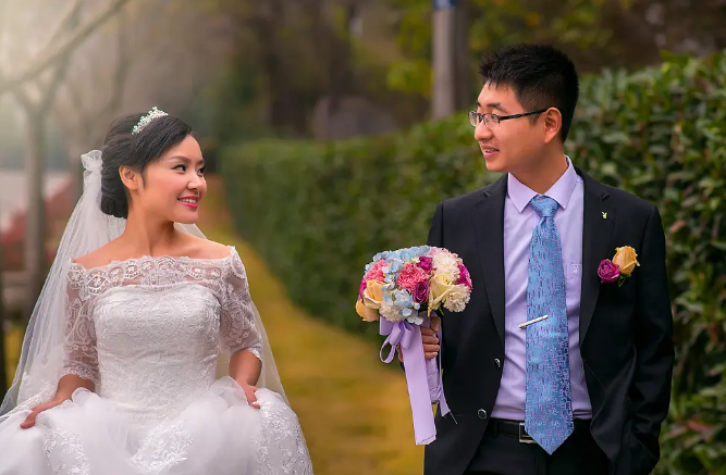 临沂新人接亲双双被撒成“白眉大侠”，你对“婚闹”的态度是怎样的？