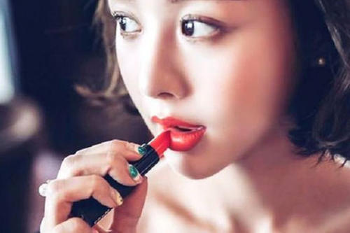 我国口红销量下滑近半，造成这种趋势的原因是什么？