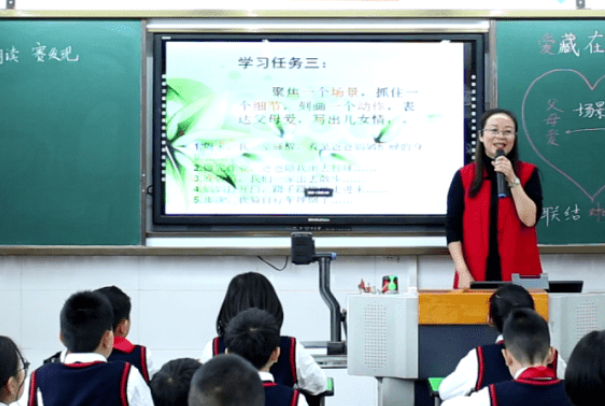 一面亲上边一面摸下边文字的含义