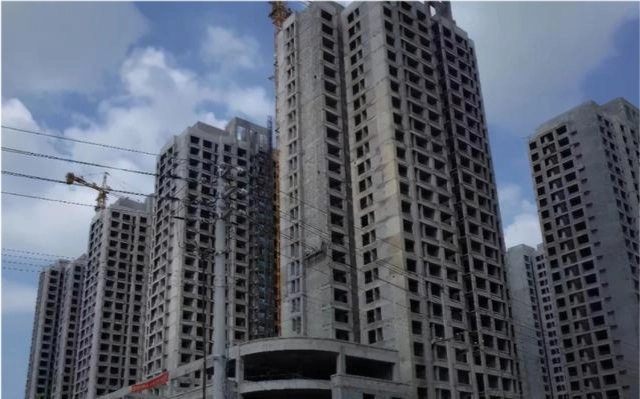 河南商丘一期房停工，多位业主搬砖自建，背后的开发商是哪个？