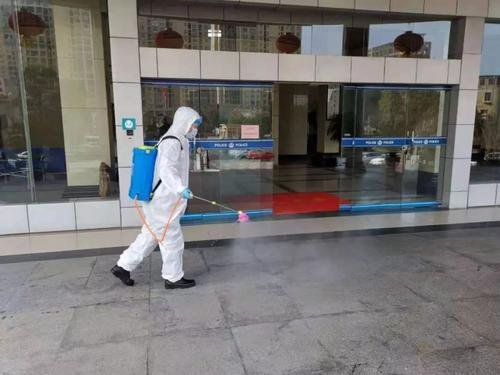 一名女子下班走错路，误入广州荔湾封控区，疫情期间我们该注意什么？