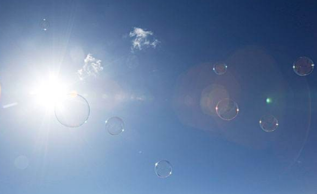 猜谜语，白天到处跑，晚上找不到，人人喜欢它，万物都需要。打生肖