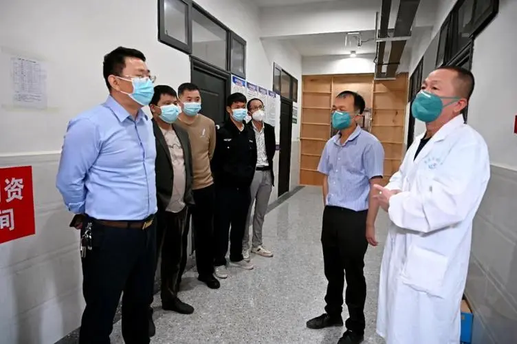 江西贵溪方舱睡水泥地这一消息冲上热搜!当地对此作何回应?