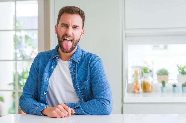 为什么人在开心时会伸出舌头，而且还喘气？