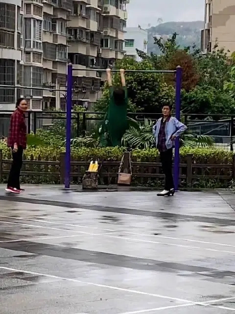 大妈单杠高速转圈惊到众人：这身手太灵活，为何乘坐公交时大妈们就娇弱了？