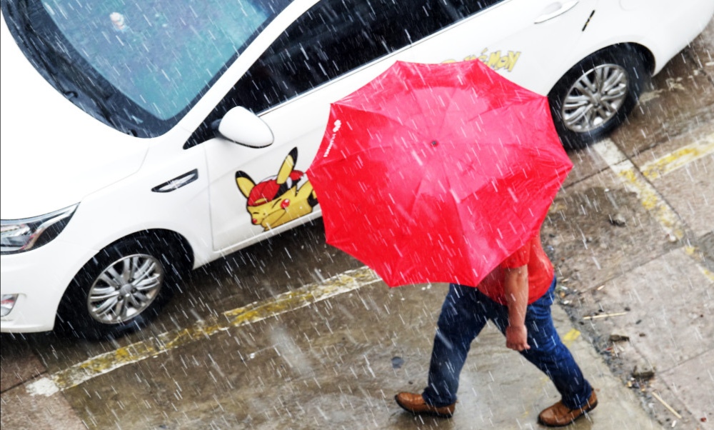 大连遭冰雹突袭如鸡蛋大小,多辆私家车玻璃被击穿,保险公司对此是否理赔?