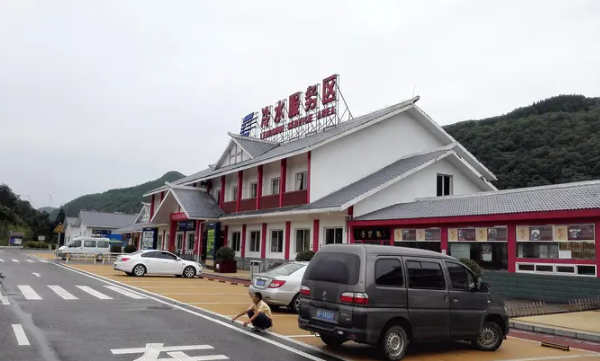 吉林一货车司机被指在高速服务区死亡，涉事服务区经历对此事作何态度？