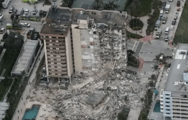 美国倒塌公寓救援现场，大楼仍在冒烟，遭遇事故的居民妥善安置了吗？