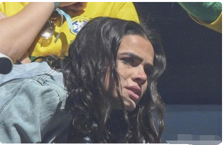 内马尔女友因何落泪呢?