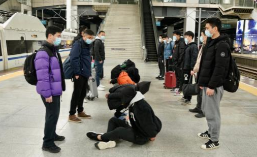 上海警方在福建一处花园地底挖出160万元现金，谁将这么多现金深埋地底？