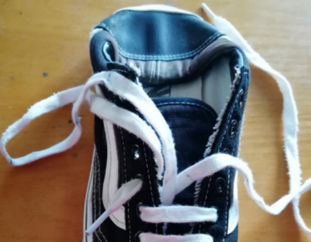 求exo六空鞋鞋带系法最好有图，要一直脚上面的！！！！