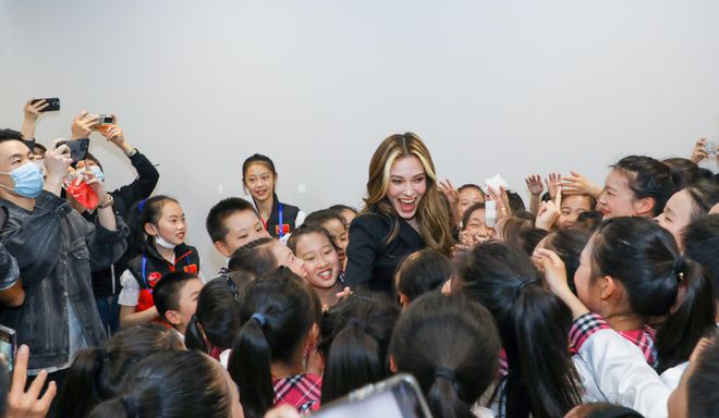 媒体报道谷爱凌登高中试卷，谷爱凌的影响力和关注度有多大？