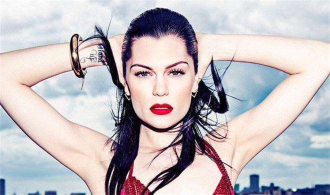 英国歌手结石姐JessieJ感染新冠，她此前还遭遇过哪些挫折？