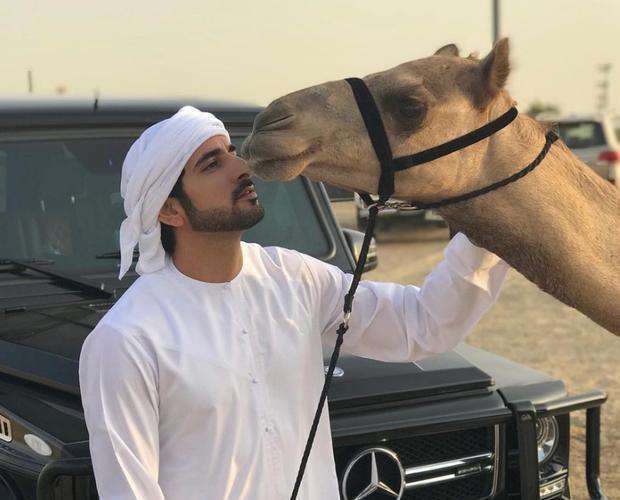 沙特王子买下雨中摆摊商贩所有商品，他为何这么做？